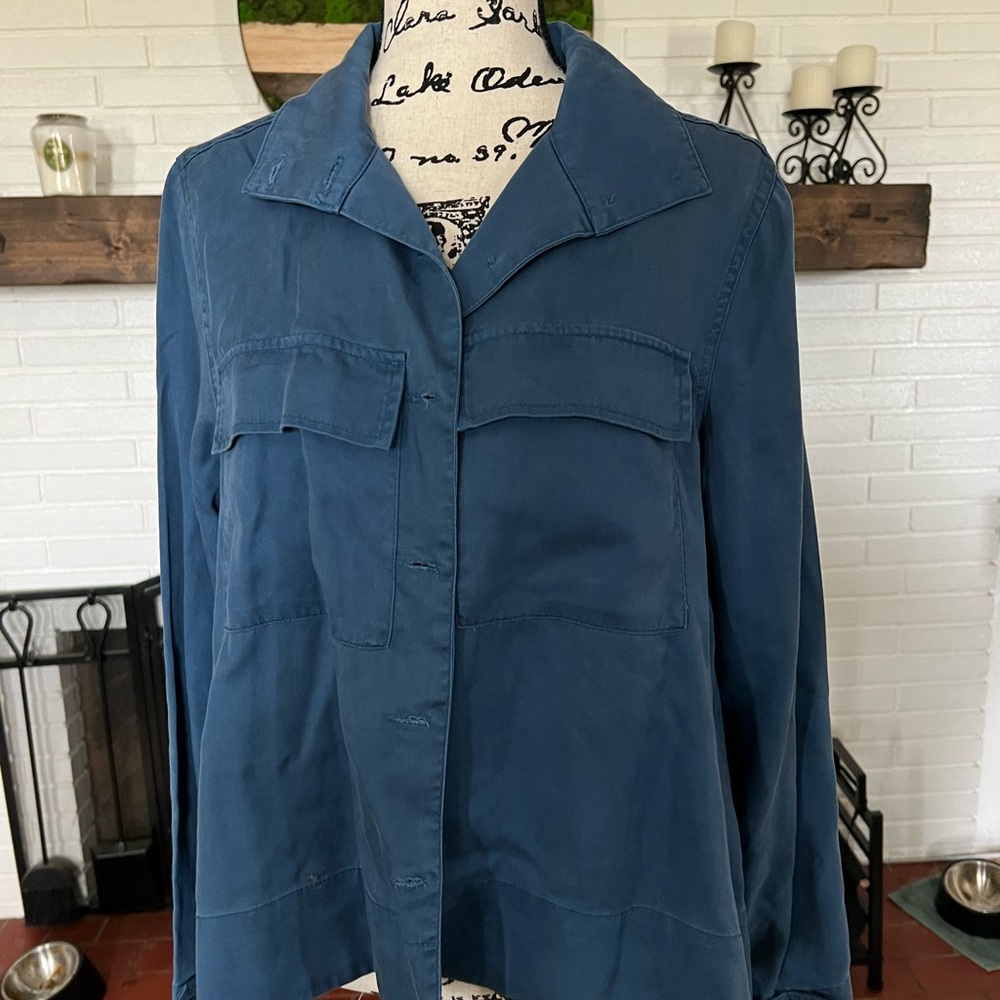 Laurie Felt blue button down shirt jacket